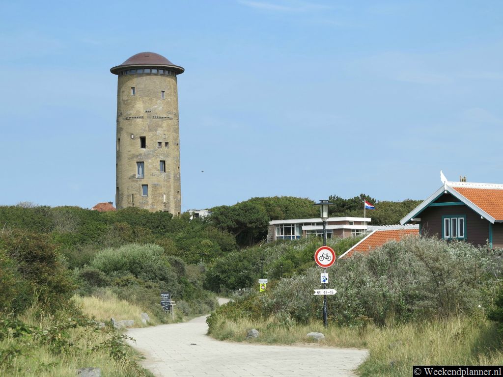 Net buiten Domburg loopt een fietspad door de duinen van het natuurgebied de Manteling. De toren op de achtergrond is de oude watertoren. In het natuurgebied ligt o.a. Kasteel Westhove.Tip: Fietsen op Walcheren.